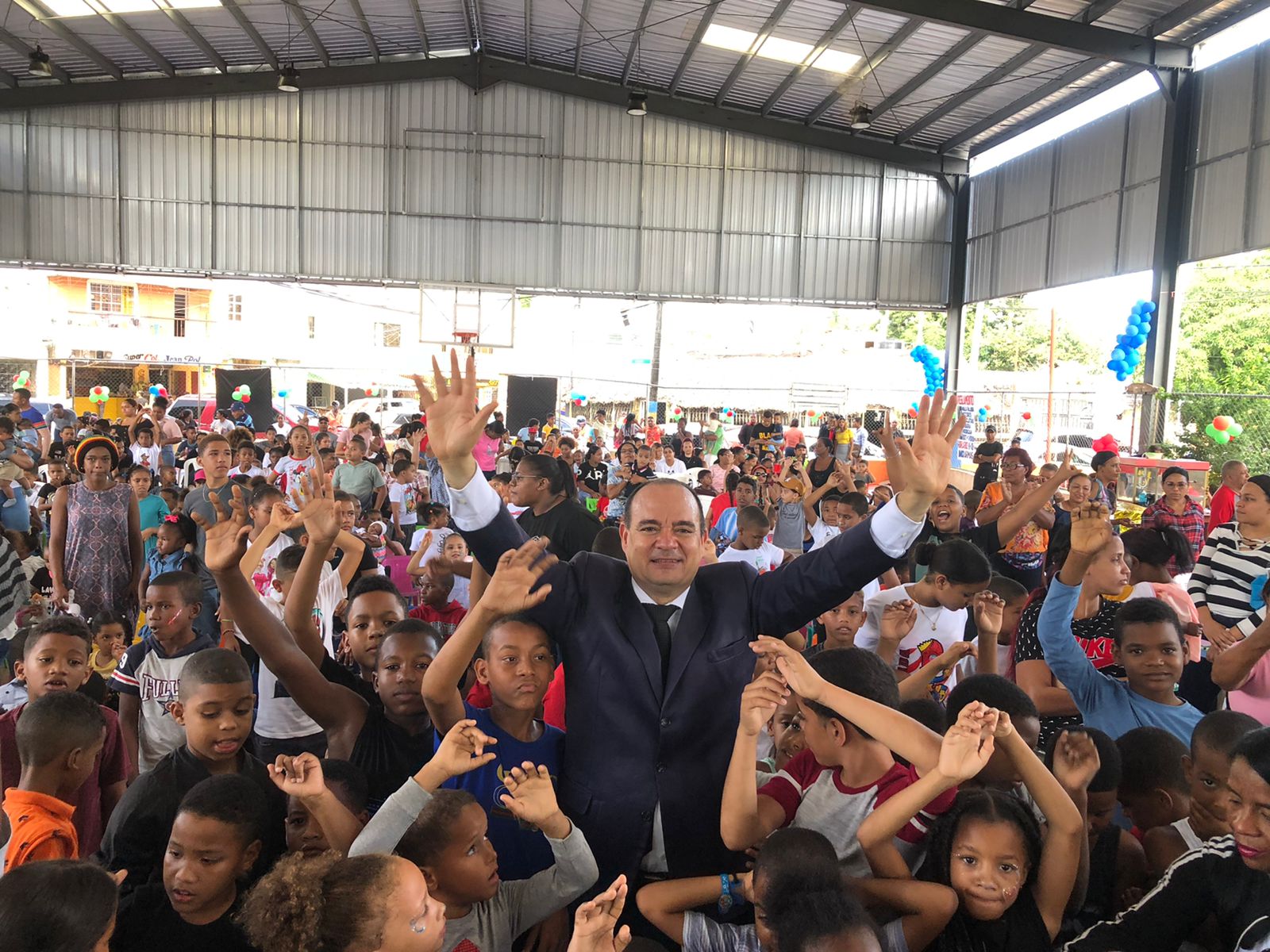 Surun Hernández realiza donaciones de juguetes educativos a cientos de niños en Santo Domingo Este.