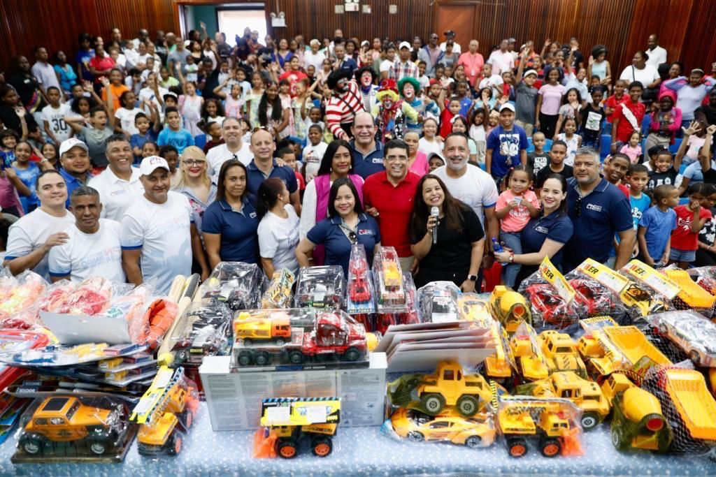 Dío Astacio entrega juguetes a niños de diversas comunidades en Santo Domingo Este