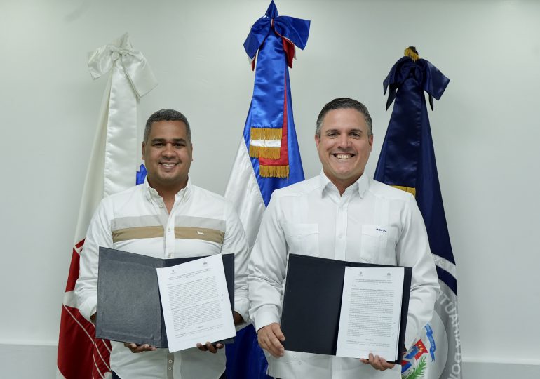 APORDOM firma acuerdo interinstitucional con INPOSDOM para traslado de paquetería a los puertos