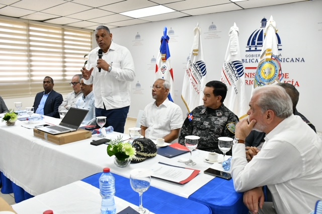 Interior y Policía recibe equipos del Minerd para escuela de entrenamiento policial