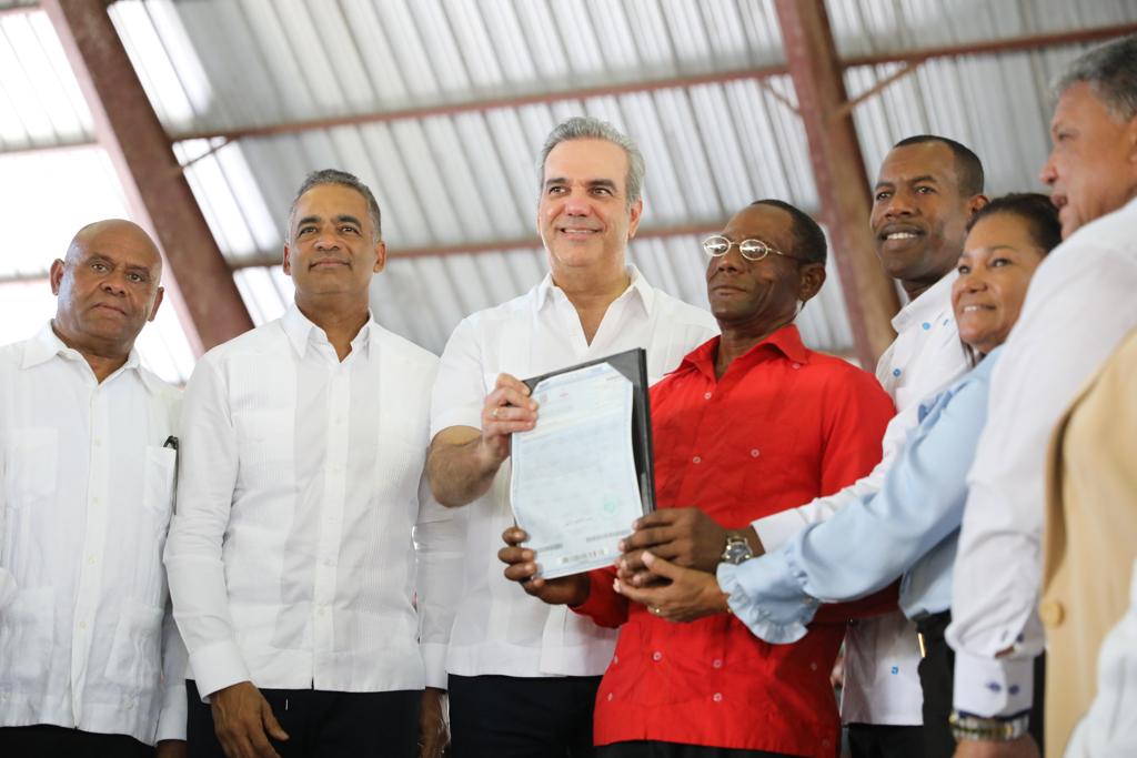 Gobierno dispone entrega de 2,143 títulos para beneficiar a más de 8,572 familias