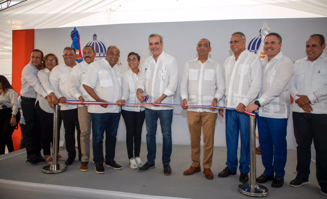Gobierno inaugura carretera Guayubín-Las Matas de Santa Cruz-Copey.