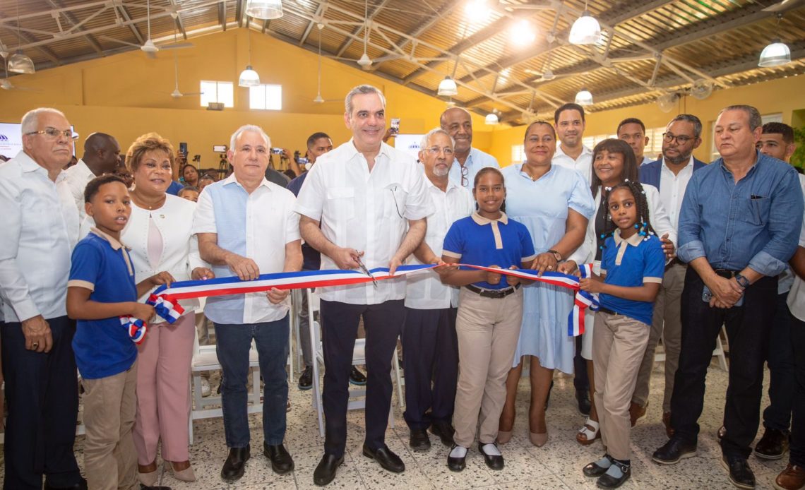 Presidente Abinader inaugura centro educativo en Los Guaricanos, SDN