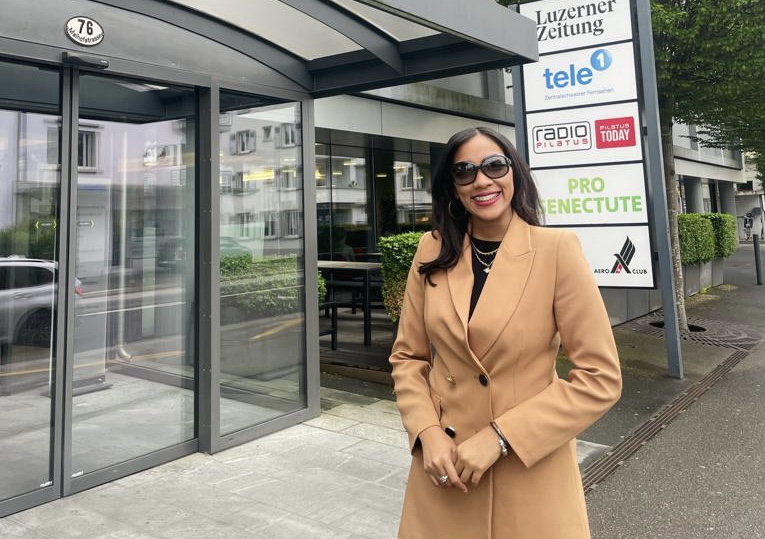 Comunicadora Génesis Fermín comparte experiencias con periodistas de la televisión Suiza