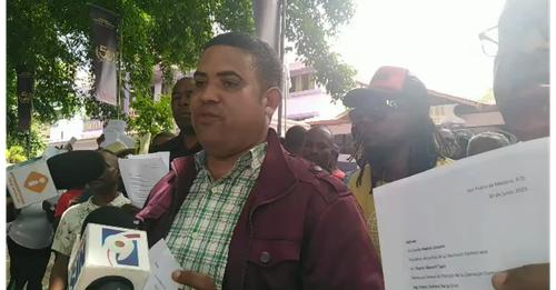 VIDEO: Dirigentes peledeistas acuden a casa nacional de ese partido a presentar su renuncia