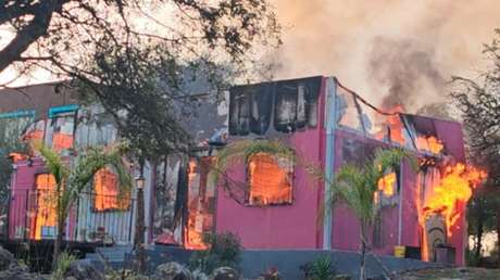 Va a por su hija al jardín y al volver encuentra su casa en llamas