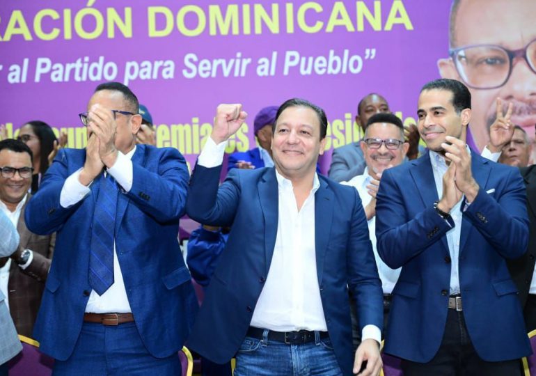 Abel Martínez juramenta a 800 abogados y respalda candidato al CARD