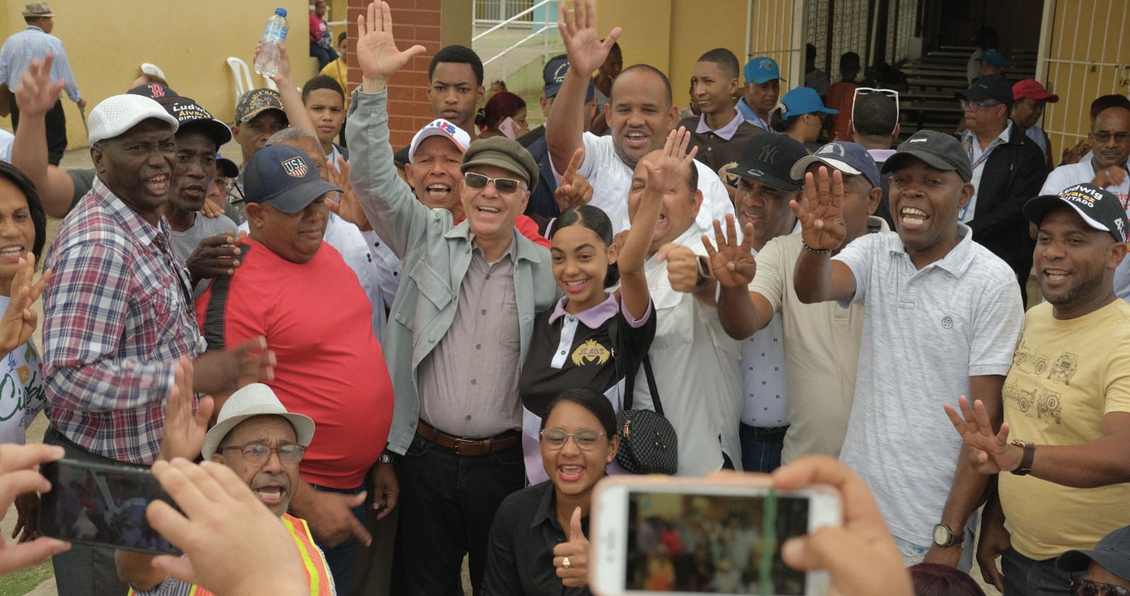 VIDEO: Alcalde Manuel Jiménez lleva soluciones a residentes de El Tamarindo
