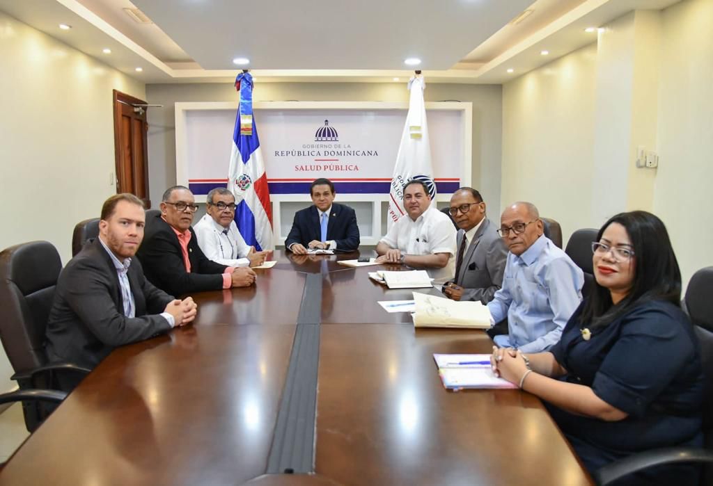 Autoridades del sector salud acuerdan crear 200 nuevas plazas para médicos pasantes de postgrado