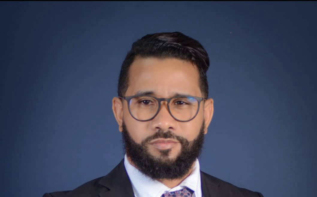 Melvin Sena desafía a precandidatos a regidores de SDE a debatir sobre la municipalidad y la Ley No. 176-07