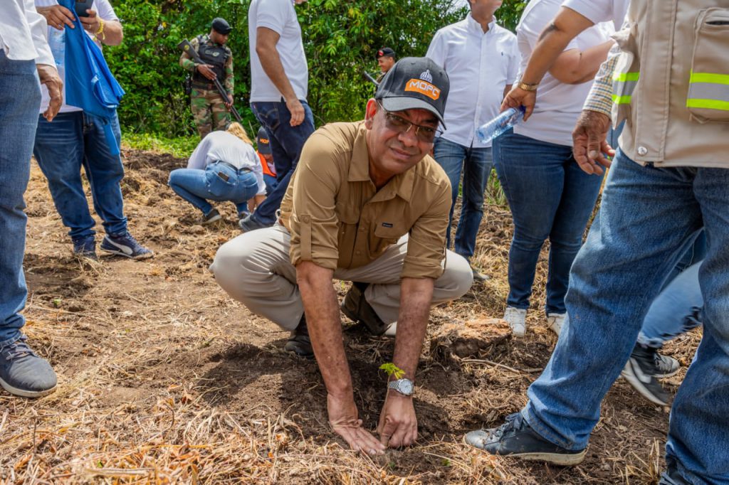 Ministro Deligne Ascención encabeza jornada de siembra de árboles