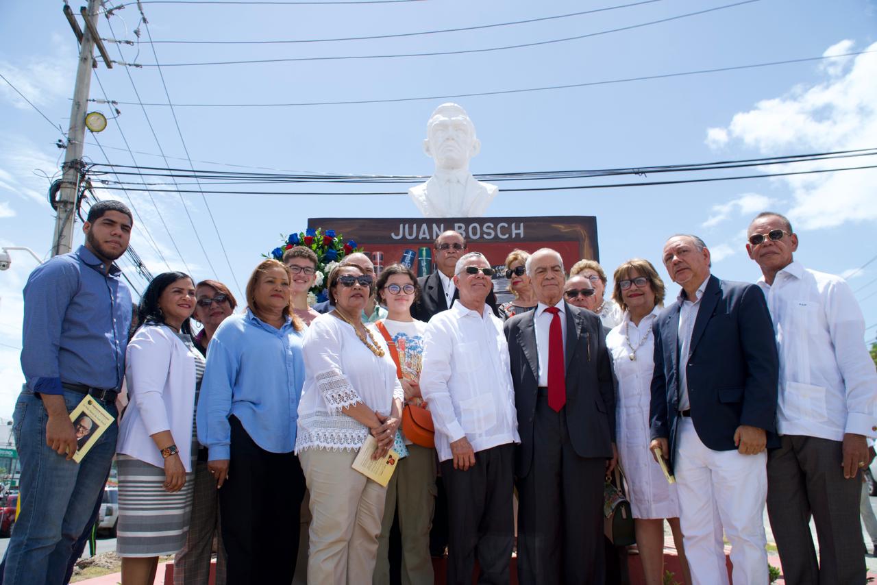 VIDEO: Alcalde Manuel Jiménez develiza busto y plazoleta dedicados al profesor Juan Bosch en Santo Domingo Este
