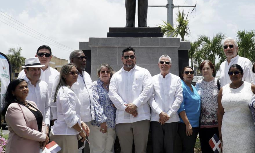 VIDEO: Ayuntamiento Santo Domingo Este dedica estatua monumental a Omar Torrijos en Paseo de la Historia