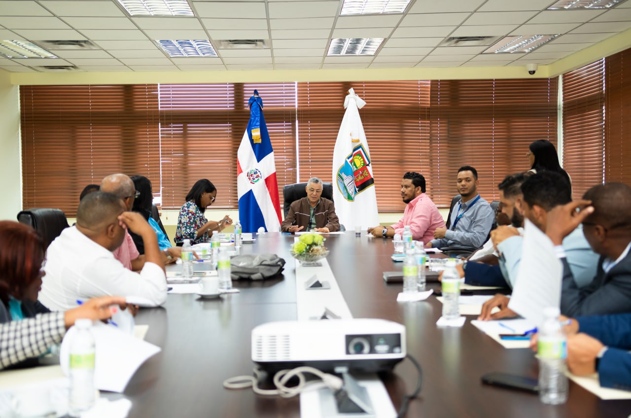 Alcalde Manuel Jiménez acuerda con partidos políticos evitar colocar propaganda en espacios público de Santo Domingo Este