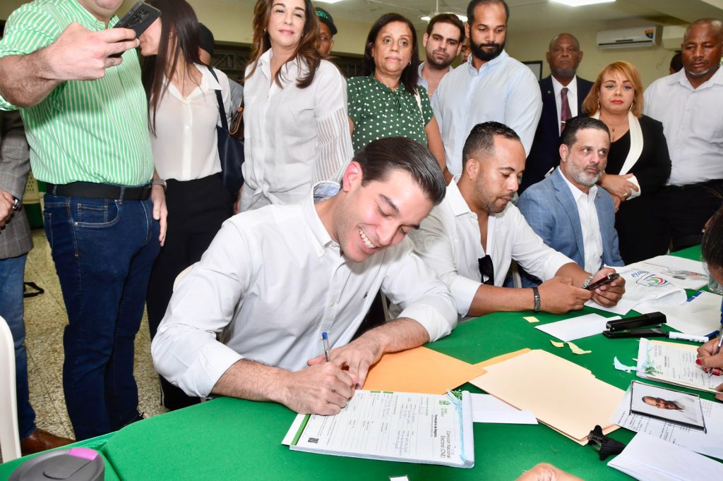 Dirigente de FP Francisco Guillén inscribe candidatura a diputado por Distrito Nacional