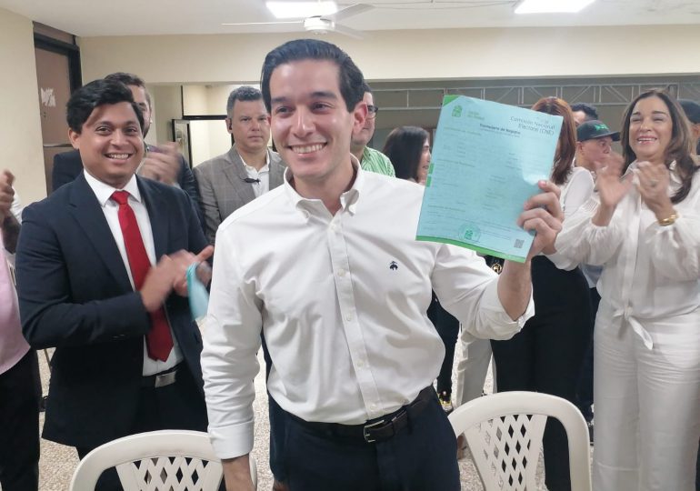 Dirigente de FP Francisco Guillén inscribe candidatura a diputado por Distrito Nacional