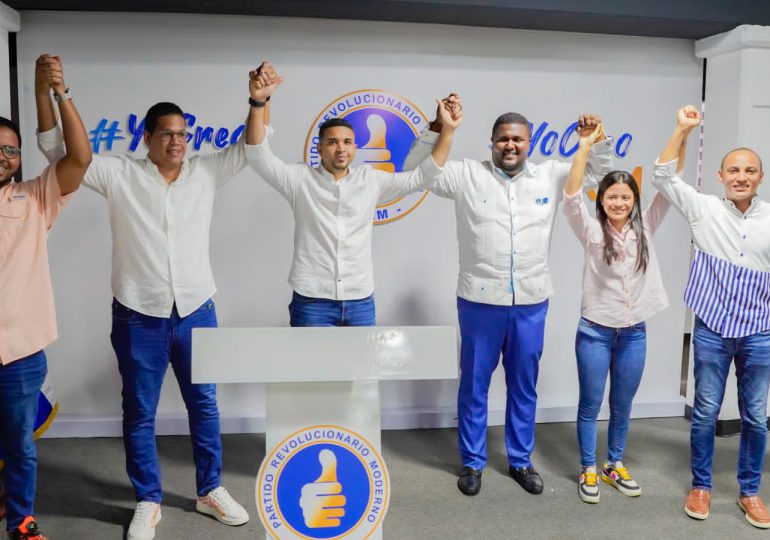 Excandidato a diputado Luis Carlos Vargas abandona el PRD y se juramenta en el PRM