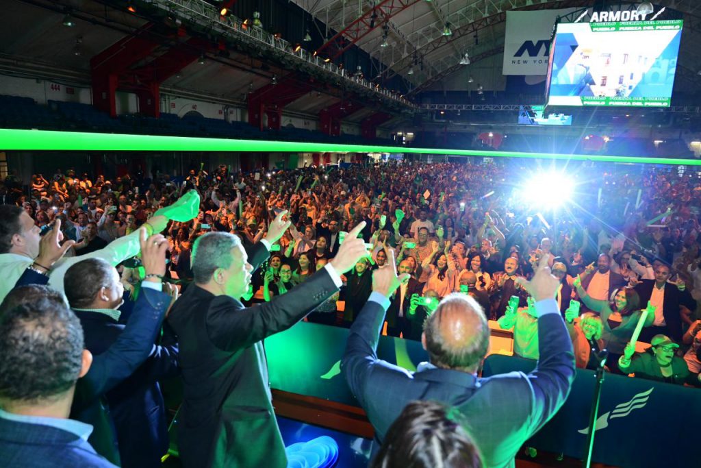 Seguidores de Leonel Fernández le acompañan en el Armory Arena de Manhattan