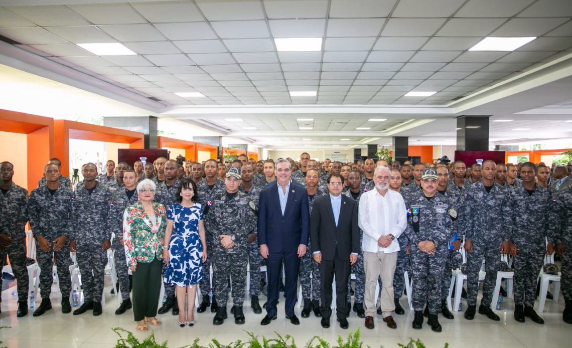 Abinader encabeza graduación de 757 policías en derechos humanos y convivencia ciudadana
