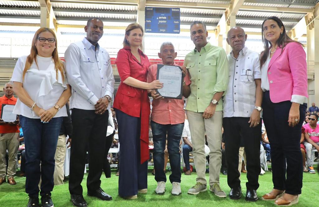 Gobierno entrega 544 títulos de propiedad en Azua e inaugura rehabilitación de redes eléctricas