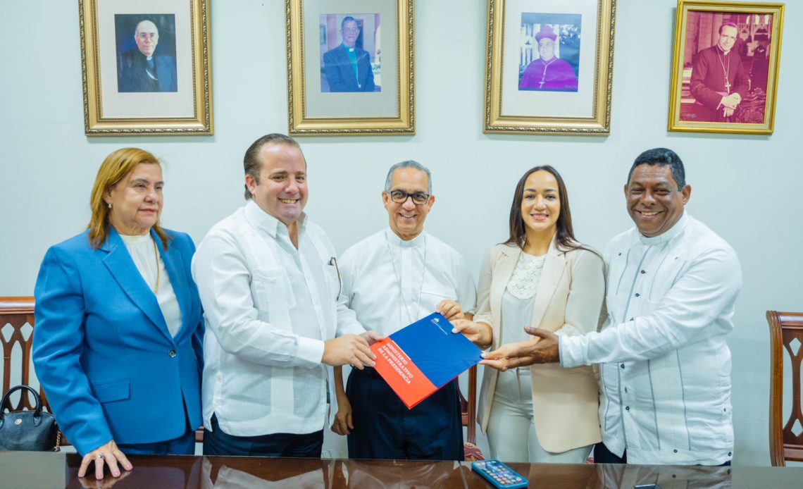 Gobierno entrega recursos para remodelación de la Catedral de La Vega