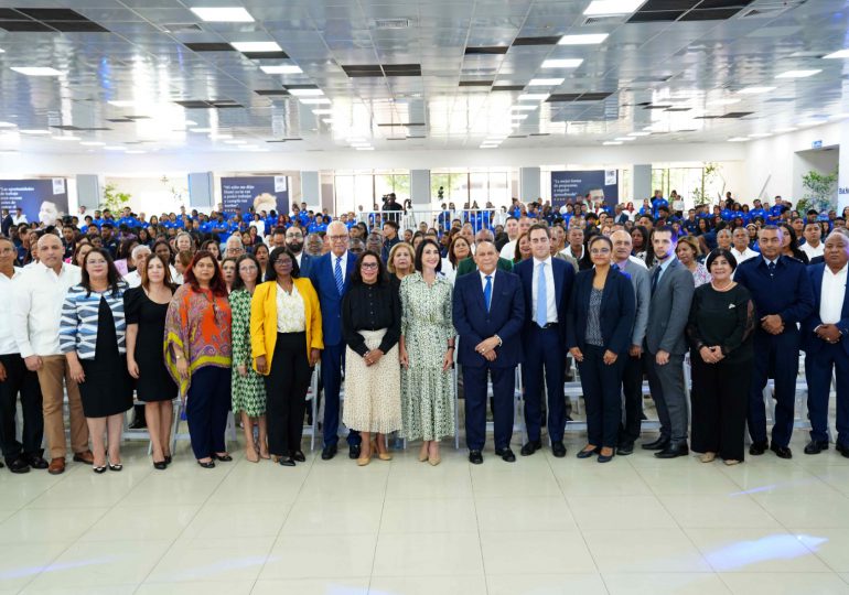 Primera dama encabeza acto de entrega de certificados a 1,115 jóvenes del programa PROETP II