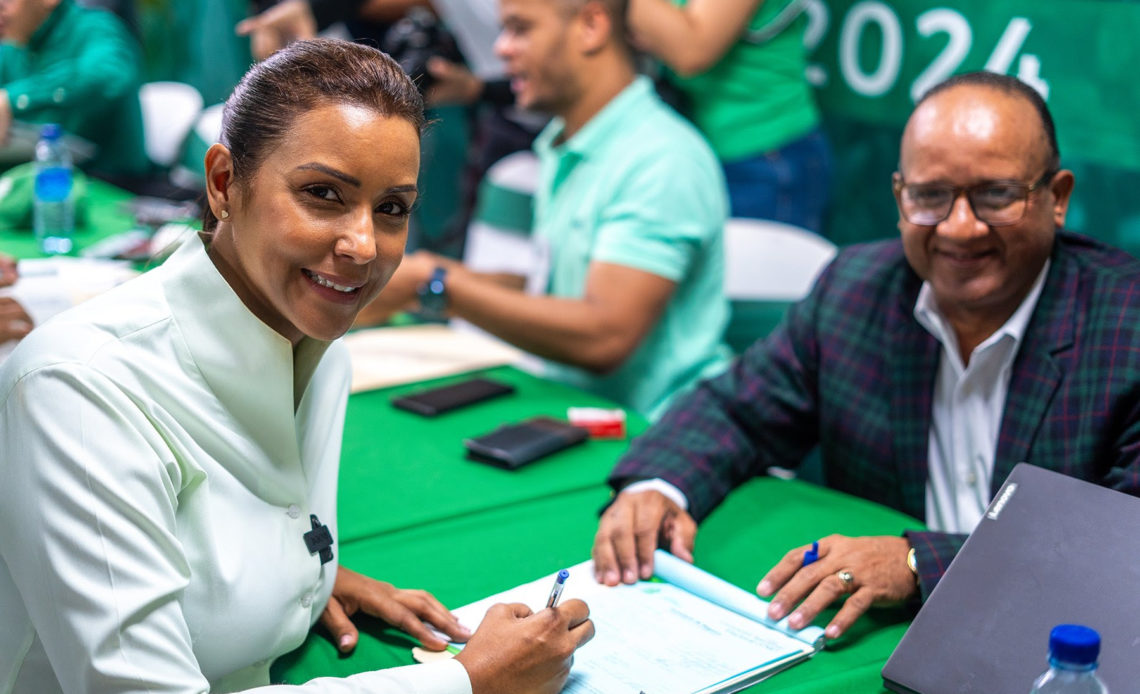 Selinée Méndez inscribe precandidatura a diputada por la Fuerza del Pueblo
