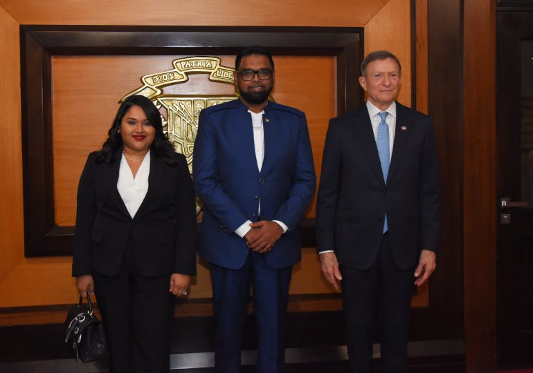 Presidente de Guyana, Mohamed Irfaan Ali, llegó al país en acompañamiento de de su esposa