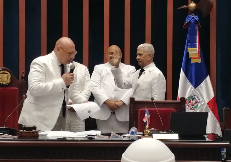 Ricardo De Los Santos asume presidencia del Senado