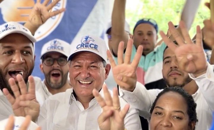 Con la consigna “Abinader cuatro años más” Porfirio Peralta juramenta cientos de miembros en “CRECE”