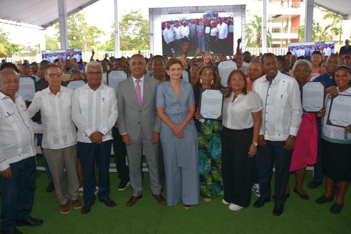 Gobierno entrega 2 mil 666 títulos de propiedad en San Luis, Santo Domingo Este