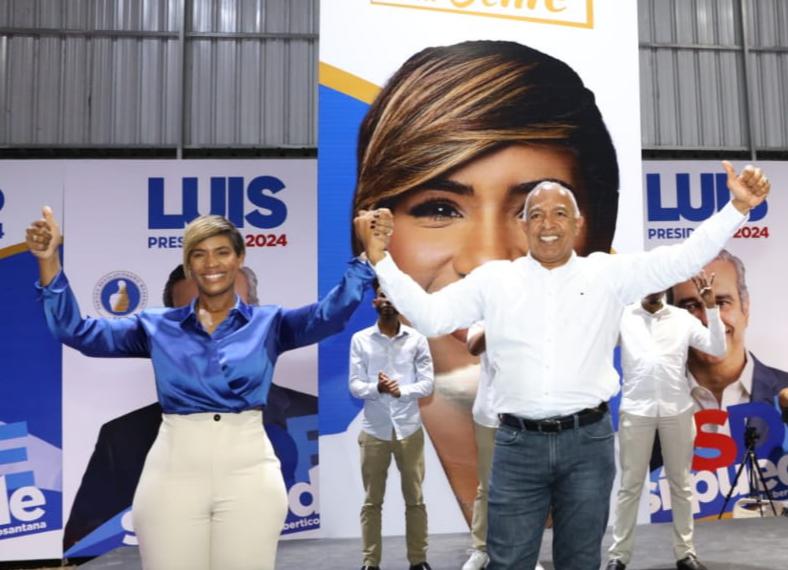 Luz Jiménez celebra concurrido acto en SDE, brinda apoyo político a Bertico Santana