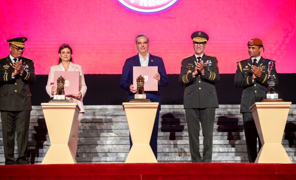 Abinader y Raquel Peña encabezan acto 76 aniversario del 1.er Regimiento Dominicano Guardia Presidencial