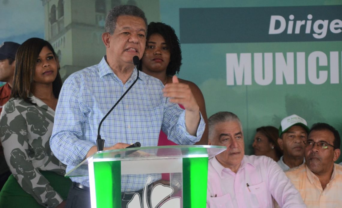 Leonel juramenta varios exalcaldes y regidora en municipios de Monte Plata