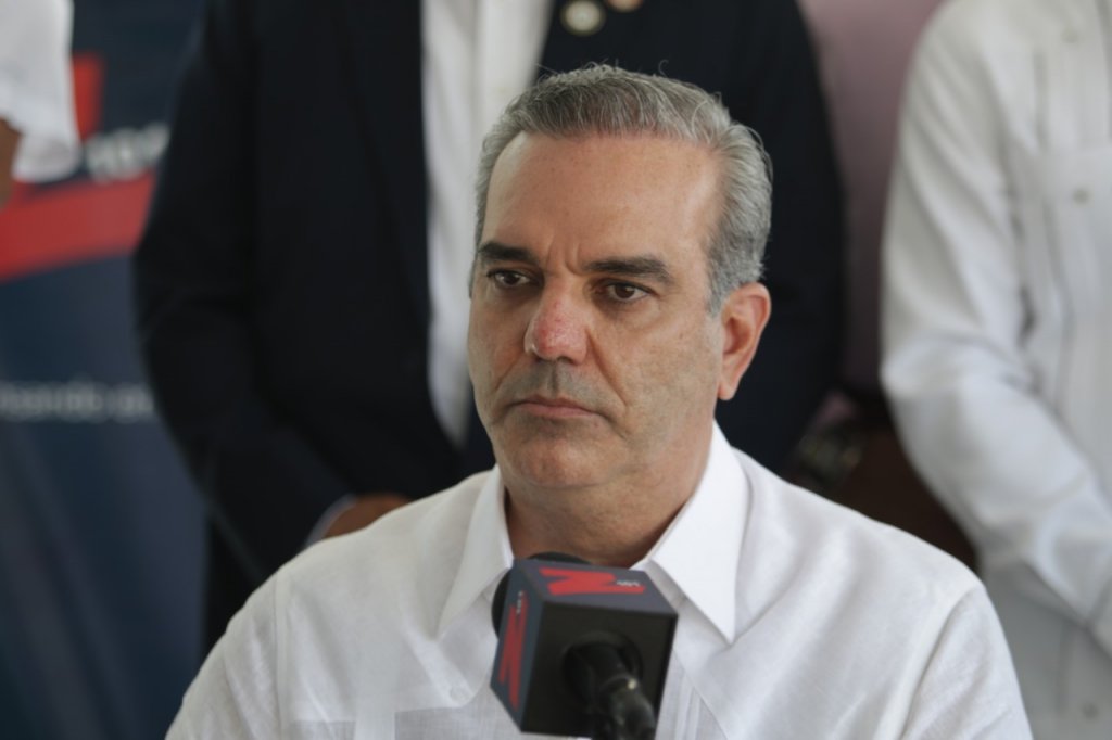 Abinader se solidariza con afectados por explosión de San Cristóbal; dice está muy apenado