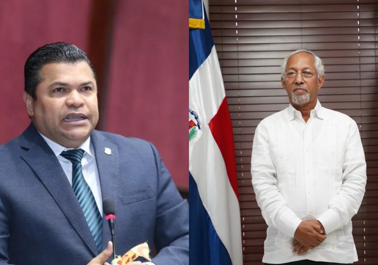 Tobías Crespo pide sea investigado ministro de Educación por edición de libros; proceso involucra más de 900 millones de pesos