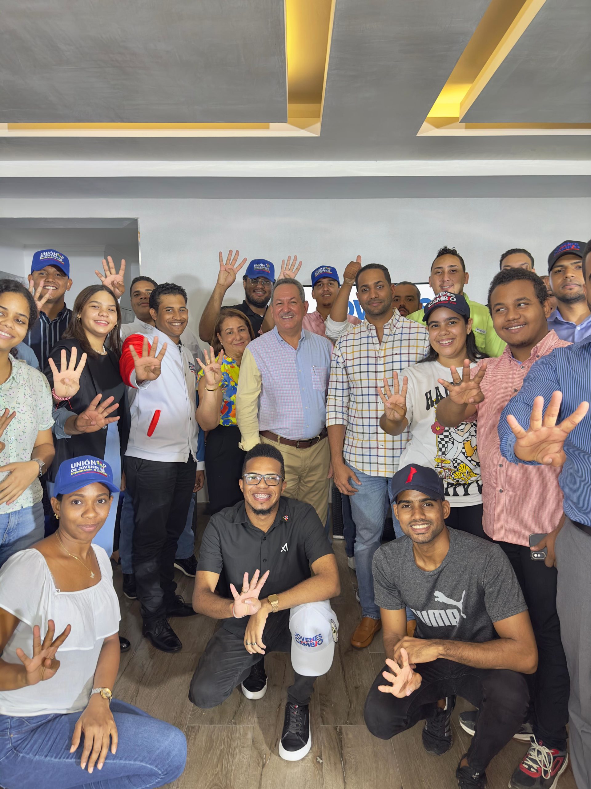 "Porfirio Peralta realiza conversatorio con jóvenes políticos de Santo Domingo Este"