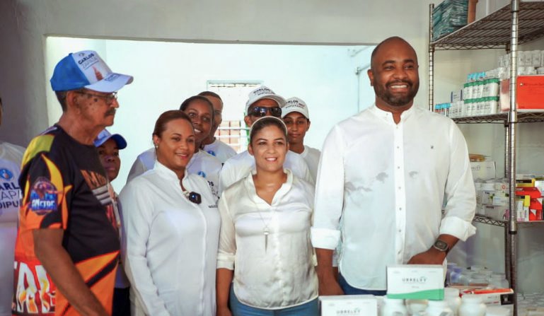 Carlos zapata inaugura Botiquín de Medicamentos Gratuitos en Santo Domingo Este
