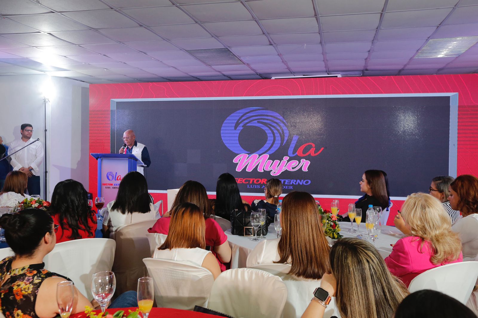 Ola Sector Externo juramenta su estructura femenina