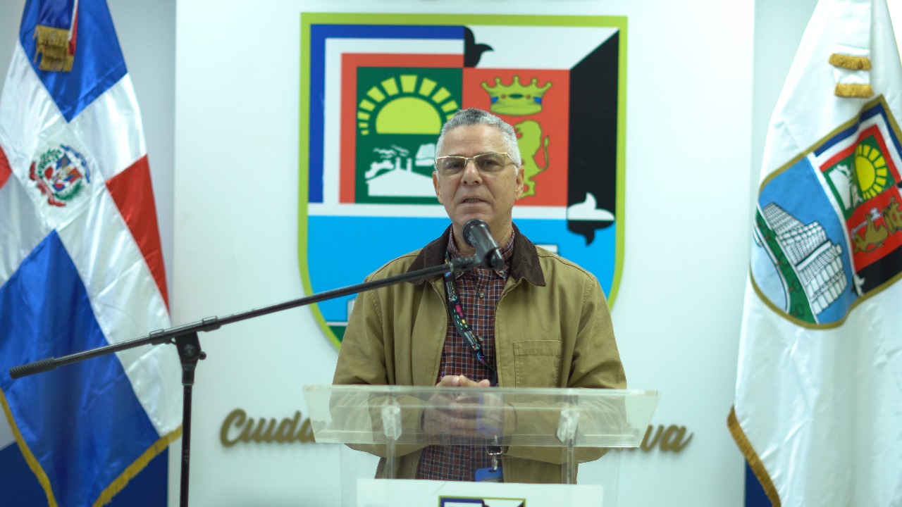 Alcalde Manuel Jiménez anuncia desvelizamiento de estatua y tanque de guerra del coronel Fernández Domínguez