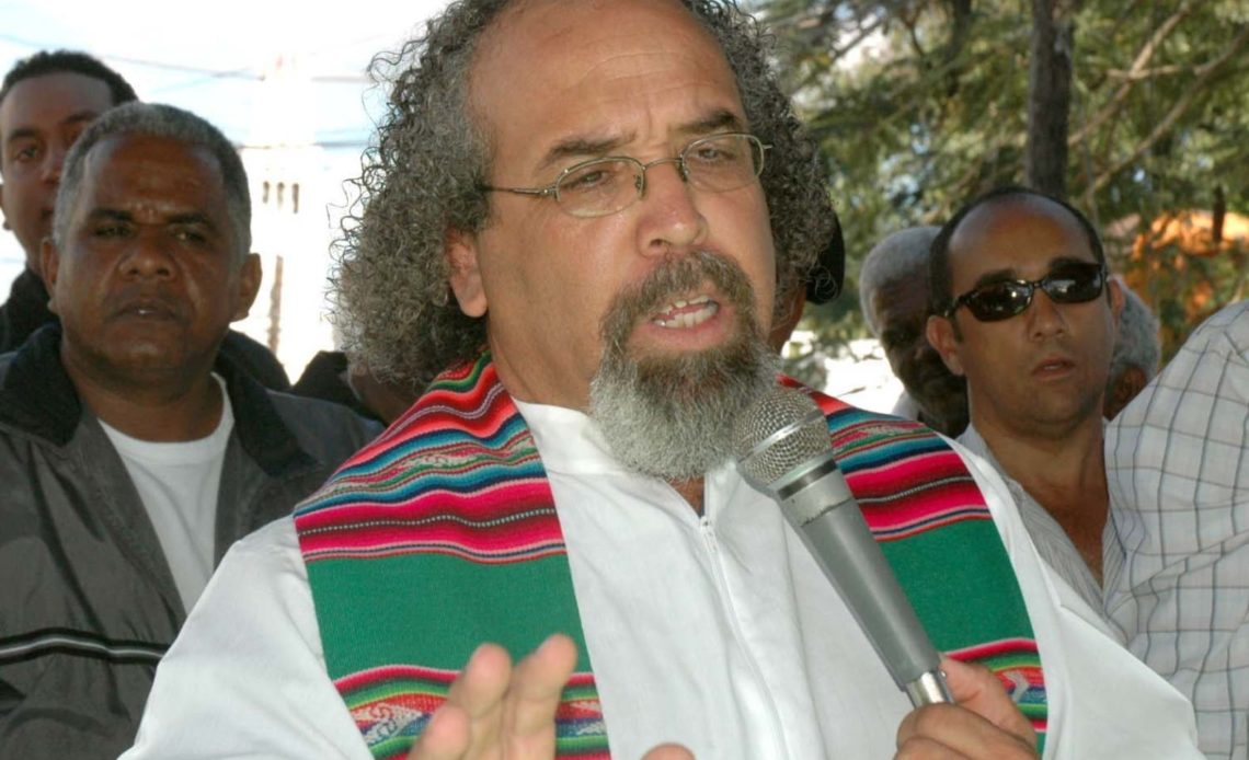 Padre Rogelio acusa a Leonel Fernández de asociarse con la oligarquía haitiana para azuzar crisis