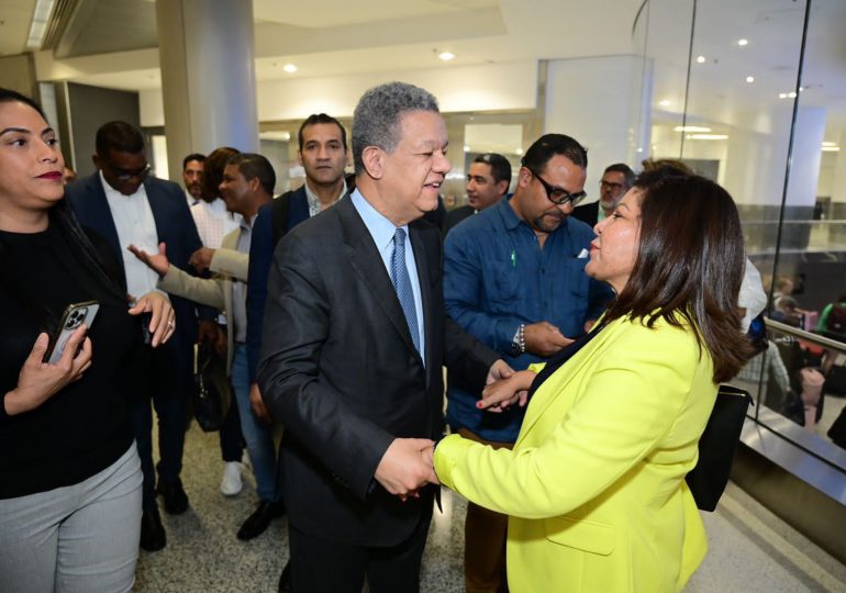 Leonel Fernández viajó este martes a los Estados Unidos para participar en diversas actividades