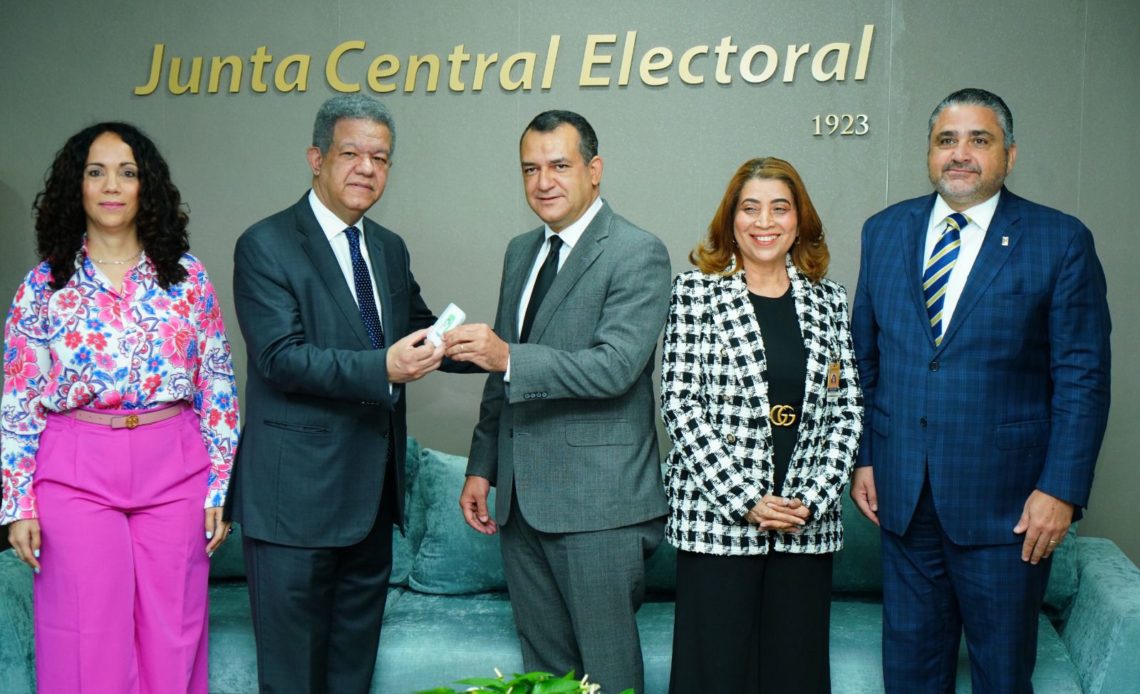 Leonel entrega a JCE padrón de la FP con más de dos millones de personas inscritas