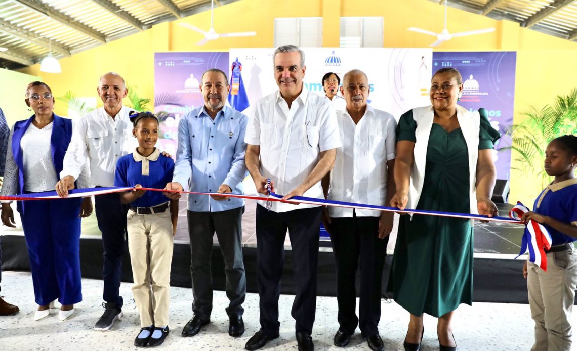 Abinader inaugura escuela básica en Sabana Perdida