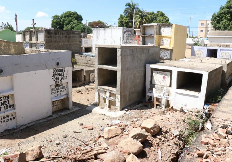 Haitianos realizan “brujería” en cementerio de Dajabón y atacan a parientes de los fallecidos