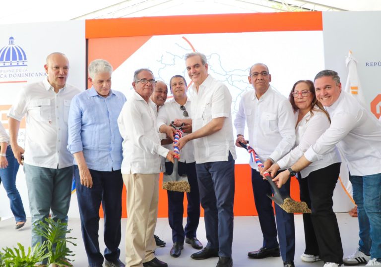 Abinader inaugura tres obras y deja iniciados trabajos Circunvalación de Navarrete en Santiago