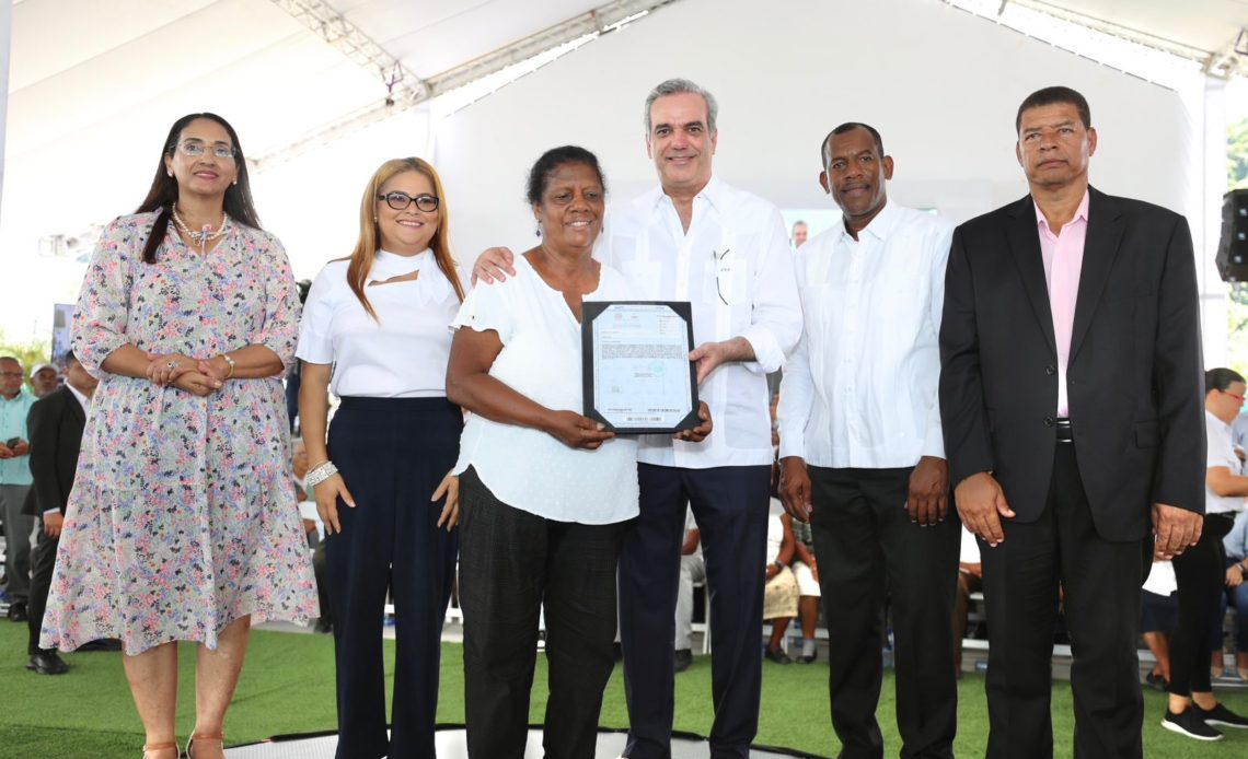 Abinader entrega más de 800 títulos de propiedad en Guayabal, Azua