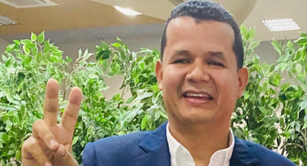 Precandidato a diputado denuncia alteran resultados de encuesta