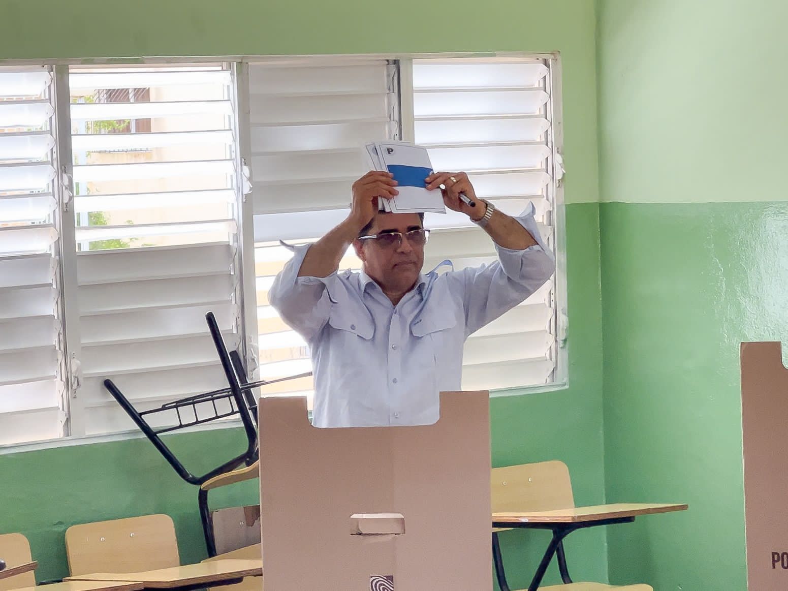 Dío Astacio precandidato alcalde SDE ejerce su voto en las primarias PRM