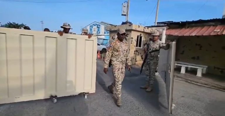Nacionales haitianos continúan rechazando la reapertura de la frontera por la parte de Elías Piña. En ese sentido, solicitaron una reunión bilateral para integrarse al mercado binacional, pautado para abrir este viernes. Los líderes del comercio haitiano se niegan rotundamente a participar en el intercambio comercial. Afirmaron que quienes han estado cruzando la frontera no son comerciantes; sino personas que viven en Comendador y, en su defecto, aquellos que han sido deportados horas antes. Zona fronteriza militarizada a espera de comerciantes haitianos en reapertura de mercado binacional Sobre la verja perimetral Los residentes en la frontera aseguran que la construcción de la verja perimetral que lleva a cabo el gobierno dominicano y que se encuentra en su fase final, será de vital importancia para el trasiego de personas, mercancías y la prevención de otros ilícitos. Sin embargo, entienden que no es la solución definitivo al problema. La muralla fronteriza tendría aproximadamente tres kilómetros de longitud, cuatro torres de vigilancia y patrullaje permanente en ambos lados de la línea limítrofe.